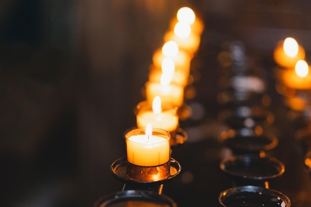 Viele Kerzen brennen in einer Kathedrale. Religiöses Ritual in der Kirche. Konzept für Glaubensspiritualität und Religion