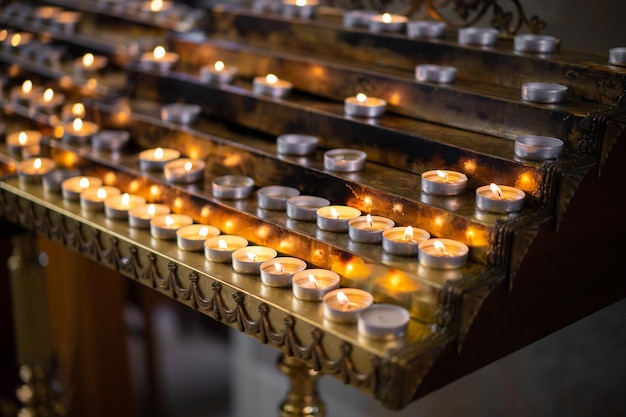 Viele Kerzen in der Kirche