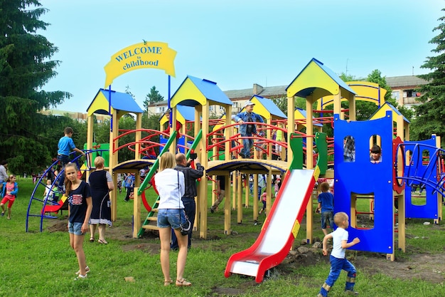 viele Kinder spielen mit ihren Eltern auf dem Spielplatz