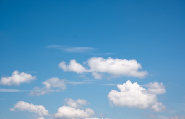 Viele kleine Wolken im blauen Himmel. Sommer bewölkt. Weiße Wolken, die in den Himmel schweben.