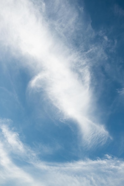 Viele kleine Wolken im blauen Himmel. Sommer bewölkt. Weiße Wolken, die in den Himmel schweben.