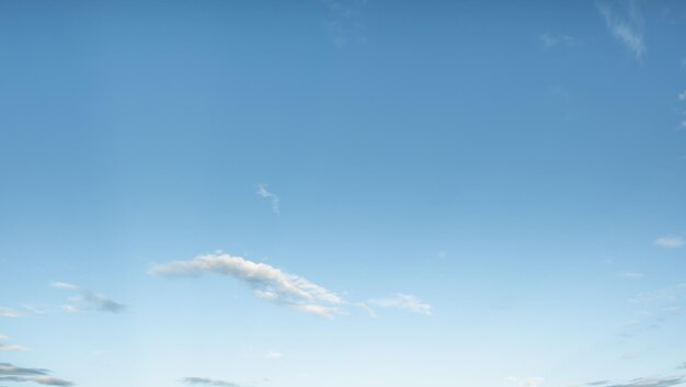 Viele kleine Wolken im blauen HimmelSommer bewölktWeiße Wolken schweben am Himmel