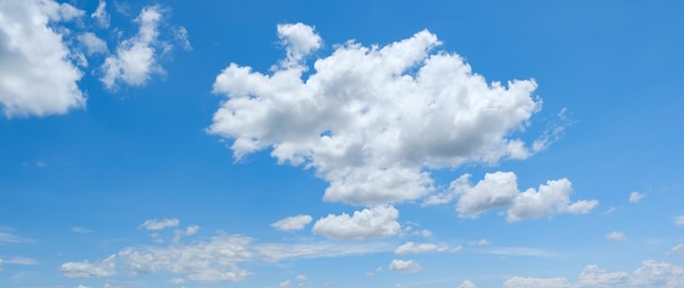 Foto viele kleine wolken im blauen himmelsommer bewölktweiße wolken schweben am himmel