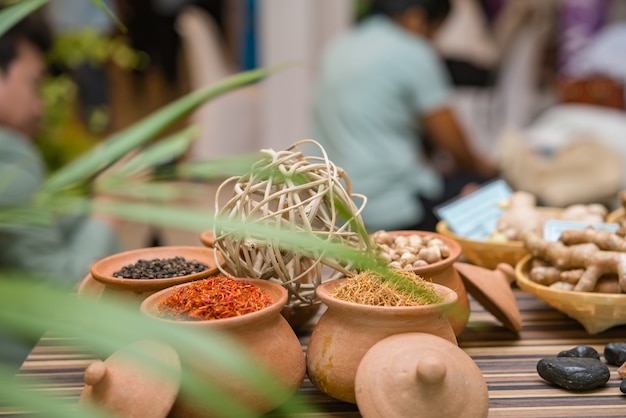 Foto viele kräuter thailändisch auf dem tisch