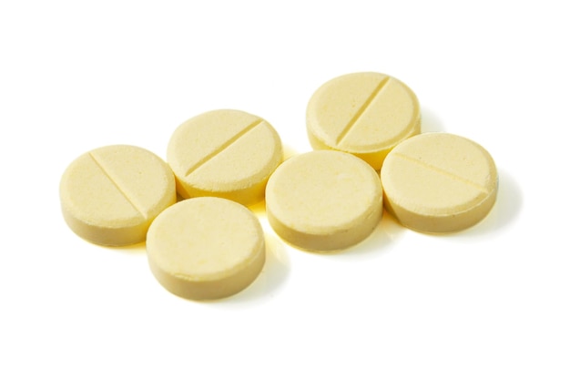 Viele kreisförmige gelbe Pillen isoliert auf weißem Hintergrund