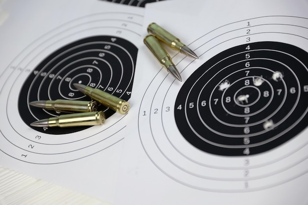 Foto viele kugeln auf schießscheiben auf weißem tisch im schießstand-polygon training zum zielen und schießen