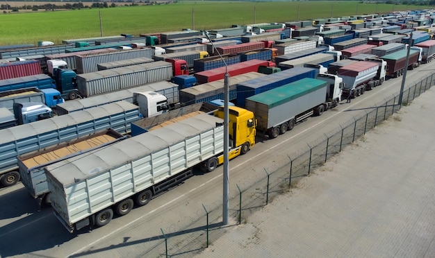 Viele Lastwagen mit Anhängern auf dem Parkplatz Schlange zum Entladen am Hafen