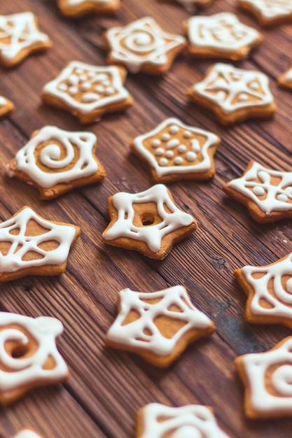 Viele Lebkuchen in Sternform mit weißem Zuckerguss