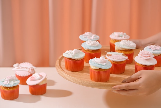 Viele leckere Cupcakes. Valentinsgruß süßer Liebescupcake auf dem Tisch auf hellem Hintergrund