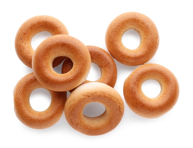 Viele leckere trockene Bagels sushki isoliert auf weißer Draufsicht