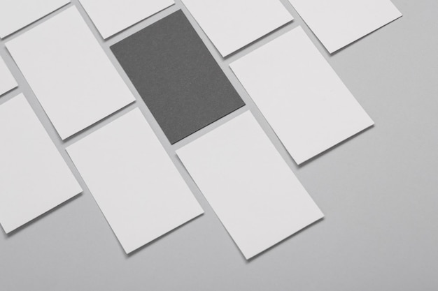 Viele leere Visitenkarten für das Branding auf einem grauen Hintergrund Mockup für Präsentationen Unternehmensidentität und Portfolios von Grafikdesignern