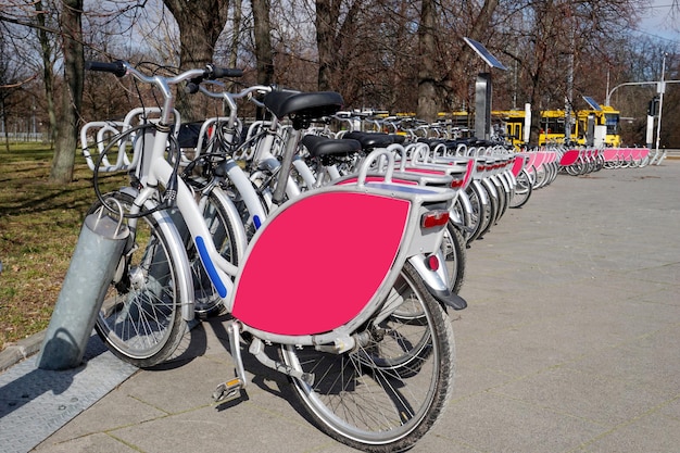 Viele Leih-Citybikes stehen hintereinander