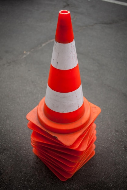 Viele leuchtend orange Leitkegel stehen auf der Straße Leitkegel auf der Straße Leitkegel auf der Straße