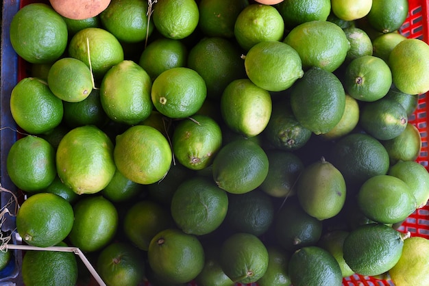 Viele Limetten zum Verkauf in der Nähe auf dem vietnamesischen Markt