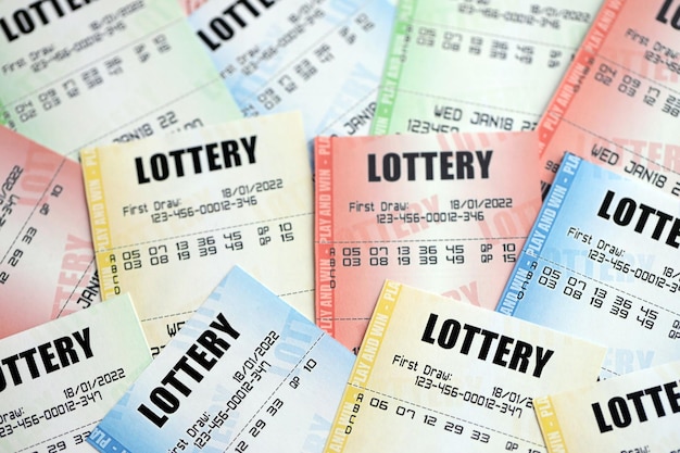 Foto viele lottoscheine auf leeren scheinen mit zahlen zum lotteryspielen