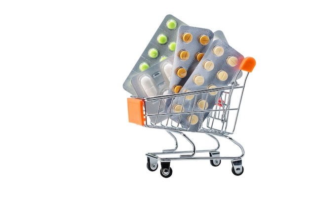 Viele Medizin-Pillen-Tabletten in einem kleinen Supermarkt-Warenkorb isoliert auf weißem Hintergrund Konzept-Shopping-Medizin