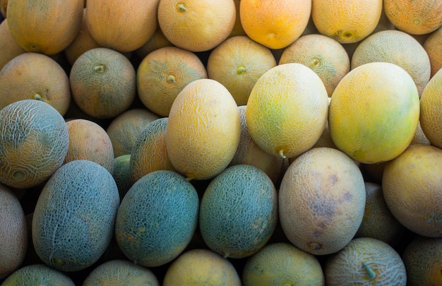 Viele Melonen auf dem Bauernmarkt Reife Melone