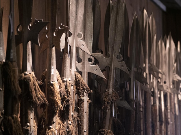 Viele mittelalterliche Speere aus Eisen und Metall