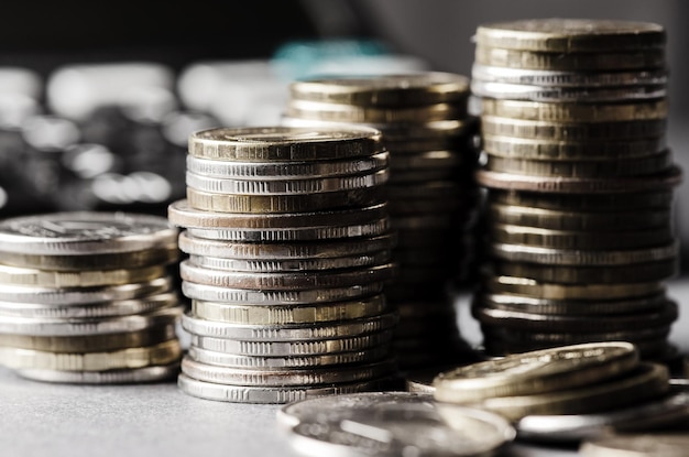 Viele Münzen Das Konzept, Geld zu investieren oder zu sparen oder eine Finanzkrise