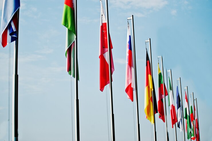 Viele Nationalflaggen verschiedener Länder.