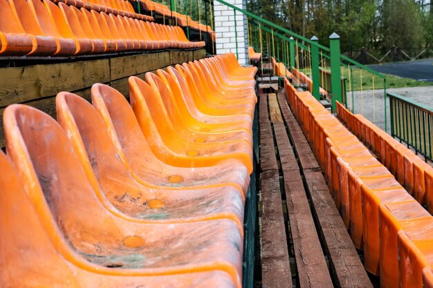 Viele orangefarbene Plastiksitze aus nächster Nähe