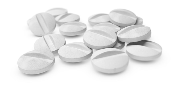 Foto viele pillen oder tabletten über weißem hintergrundsymbol der medikation.