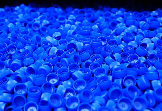 Foto viele plastikblaue flaschenverschlüsse aus plastik schließen sich.