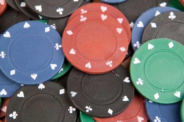 Viele Pokerchips in vier verschiedenen Farben