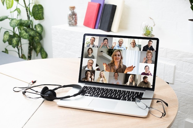 Viele Porträts von Gesichtern verschiedener junger und älterer Menschen werden per Webcam angezeigt, während sie an einer Videokonferenz oder einem Online-Meeting teilnehmen, das von einem Geschäftsmann geleitet wird. Einfaches Nutzungskonzept für Gruppenvideoanrufe.