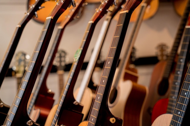 Viele Reihen klassischer Gitarren im Musikgeschäft