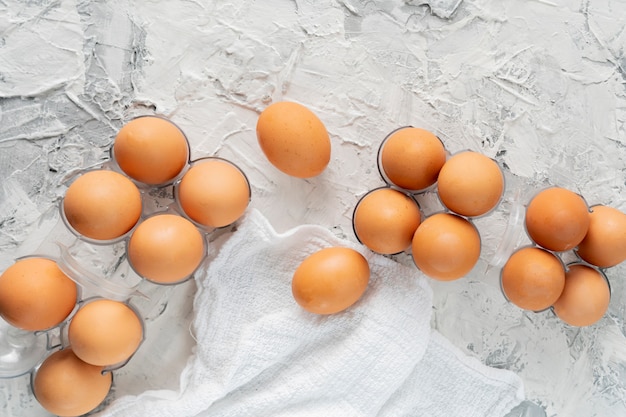 Viele rohen ungekochten Hühnereien in einer Kunststoffschale auf der Schmutztabelle, spezielle Eidiäten