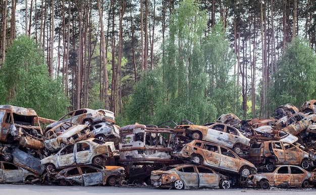 Viele rostige verbrannte Autos in Irpen, nachdem sie vom russischen Militär Russlands Krieg beschossen wurden