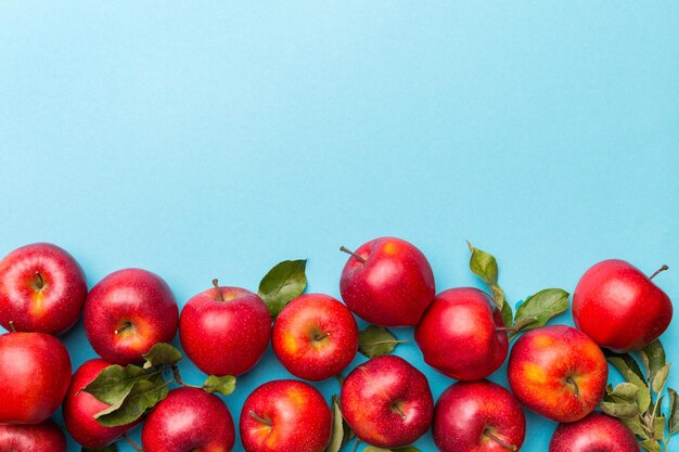 Foto viele rote äpfel auf farbigem hintergrund oberster ansicht herbstmuster mit frischem äpfel über der ansicht mit kopierraum für design oder text