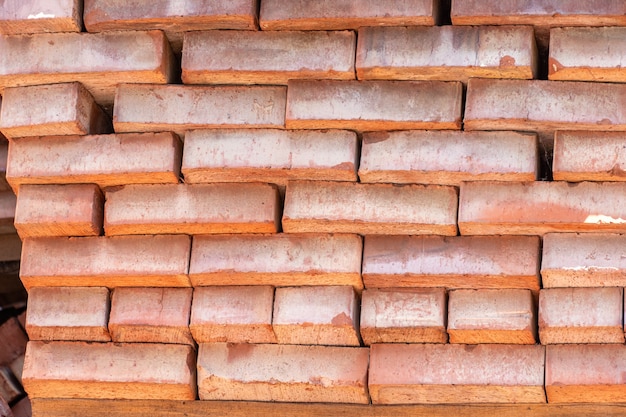 Foto viele rote keramikziegel hintergrund am bau, baustelle