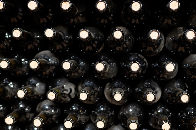 Viele Rotweinflaschen in einem Weingut