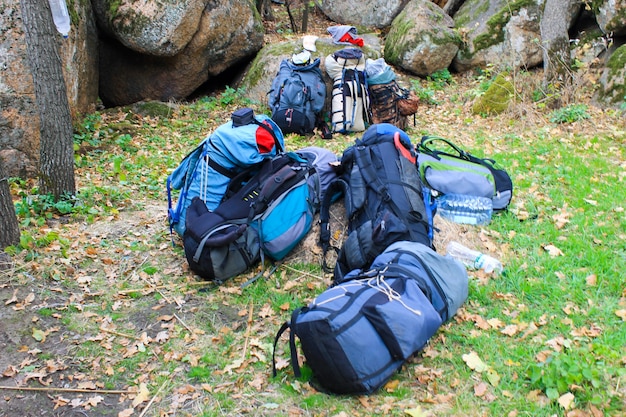 Viele Rucksäcke von Wanderern auf der Wiese