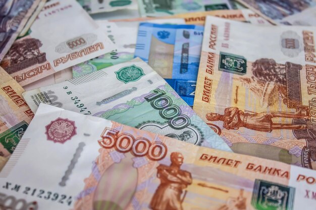 Viele russische Banknoten im Flugzeug.