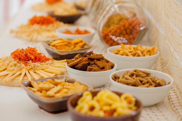 Viele salzige Snacks auf einem Tisch, viele Käse und Cracker auf dem Tisch mit Snacks