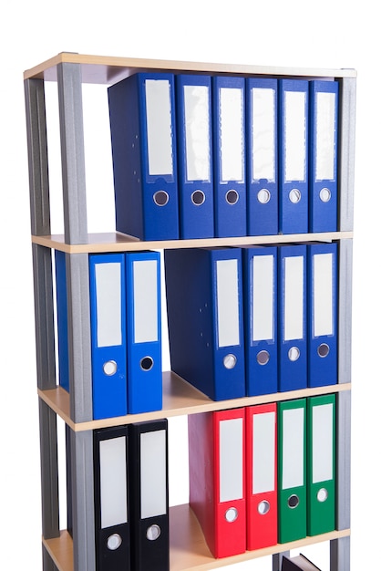 Viele Sammelmappen im Regal