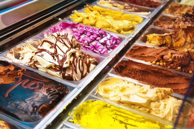 Viele Schachteln italienisches Eisgelato in einem Geschäft