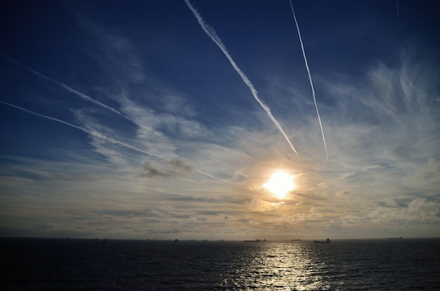 Viele Schiffe auf See während des Sonnenuntergangs