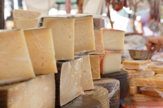 Viele schneiden Käse auf der Theke auf dem Markt