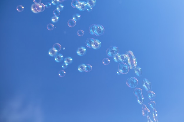 Viele Seifenblasen gegen einen blauen Himmel