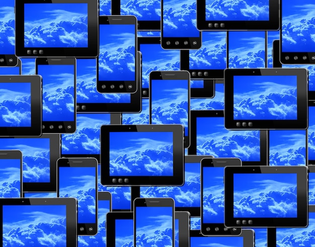 viele Smartphones und Tablets mit Bild des blauen Himmels