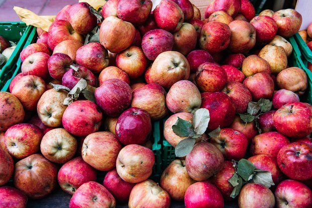 Viele Stapel von Äpfeln in den Kisten auf dem Markt die frischen Äpfel