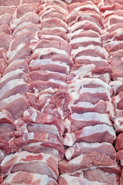 Viele Stücke frischer roter Schweinefleisch-Lebensmittelhintergrund