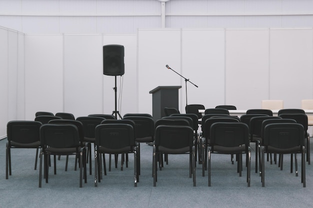 Viele Stühle im Besprechungs- oder Konferenzraum - Weitwinkel