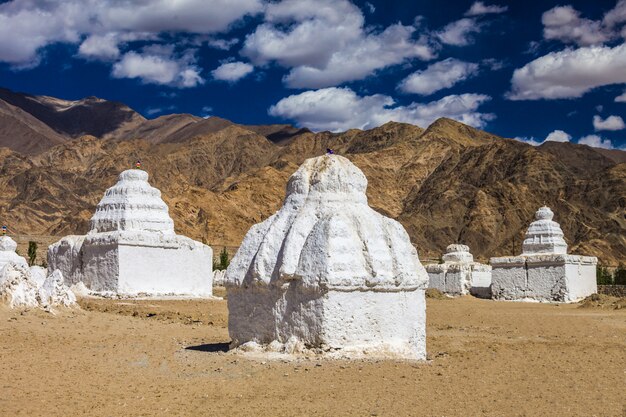 Viele Stupas