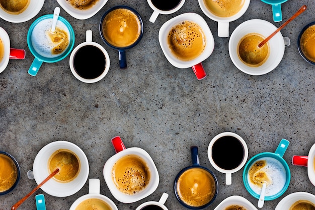 Viele Tassen Kaffee auf dunklem Hintergrund