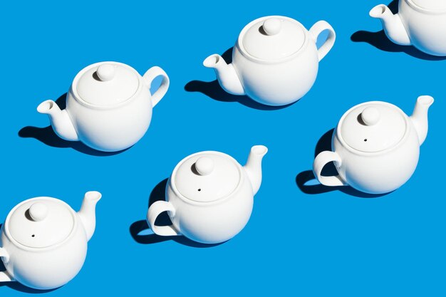 Viele Teekannen auf blauem Hintergrund Tea-Party-Konzept